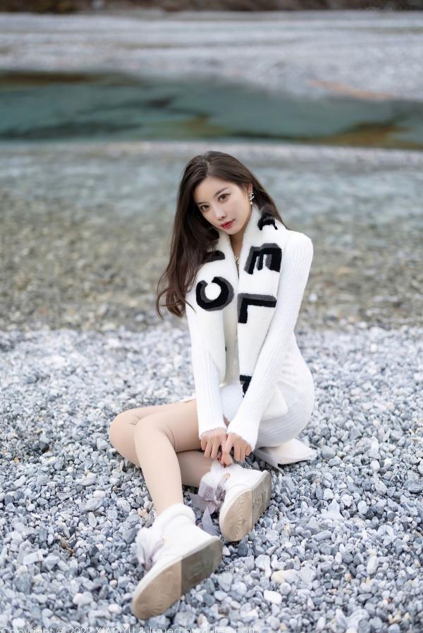 杨晨晨 杨晨晨Yome  XiaoYu语画界-758-杨晨晨Yome-丽江心愿旅拍-高级感毛绒装与修身裙-绝美曲线女神户外写真第74张图片