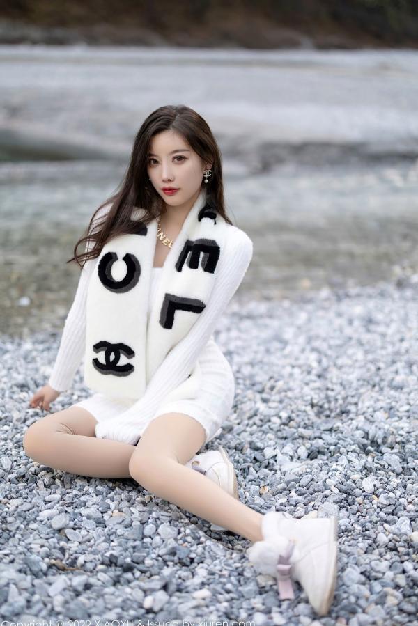 杨晨晨 杨晨晨Yome  XiaoYu语画界-758-杨晨晨Yome-丽江心愿旅拍-高级感毛绒装与修身裙-绝美曲线女神户外写真第75张图片