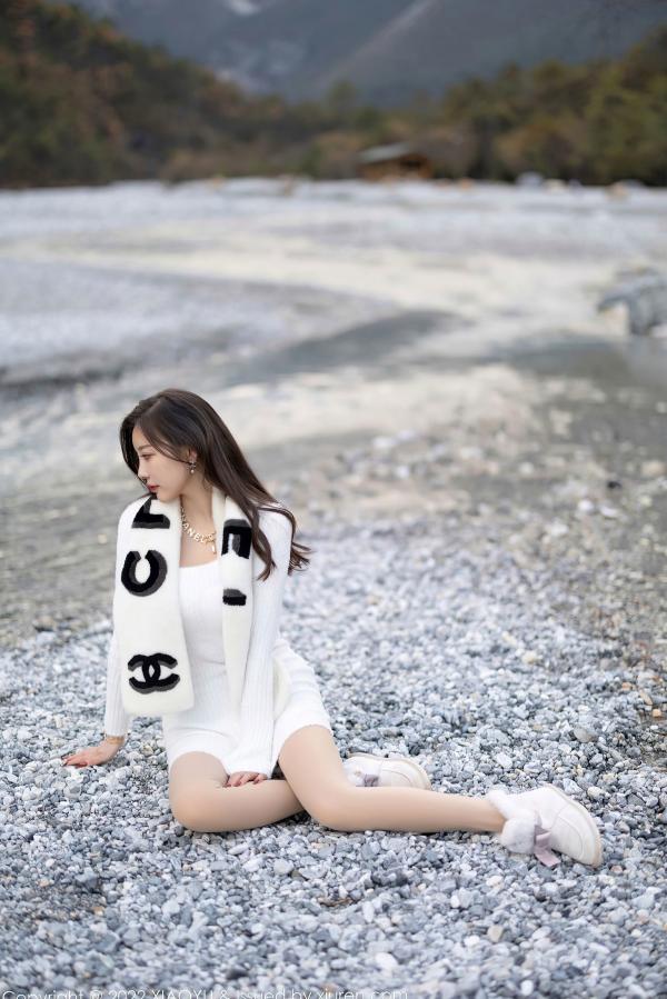 杨晨晨 杨晨晨Yome  XiaoYu语画界-758-杨晨晨Yome-丽江心愿旅拍-高级感毛绒装与修身裙-绝美曲线女神户外写真第76张图片
