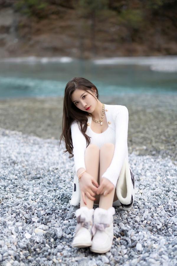 杨晨晨 杨晨晨Yome  XiaoYu语画界-758-杨晨晨Yome-丽江心愿旅拍-高级感毛绒装与修身裙-绝美曲线女神户外写真第79张图片