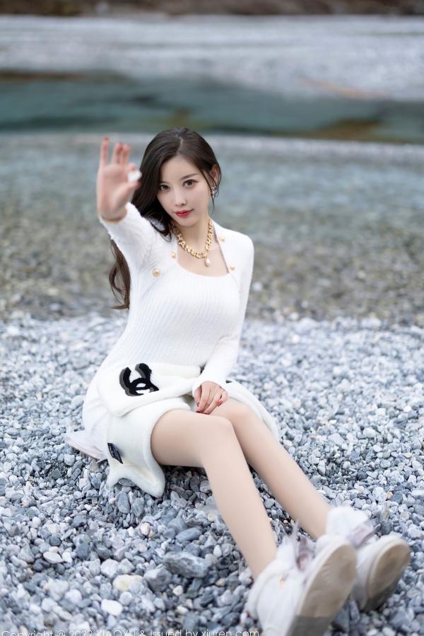 杨晨晨 杨晨晨Yome  XiaoYu语画界-758-杨晨晨Yome-丽江心愿旅拍-高级感毛绒装与修身裙-绝美曲线女神户外写真第81张图片