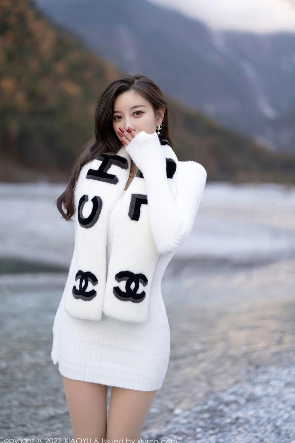 杨晨晨 杨晨晨Yome  XiaoYu语画界-758-杨晨晨Yome-丽江心愿旅拍-高级感毛绒装与修身裙-绝美曲线女神户外写真第92张图片