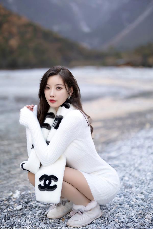 杨晨晨 杨晨晨Yome  XiaoYu语画界-758-杨晨晨Yome-丽江心愿旅拍-高级感毛绒装与修身裙-绝美曲线女神户外写真第95张图片