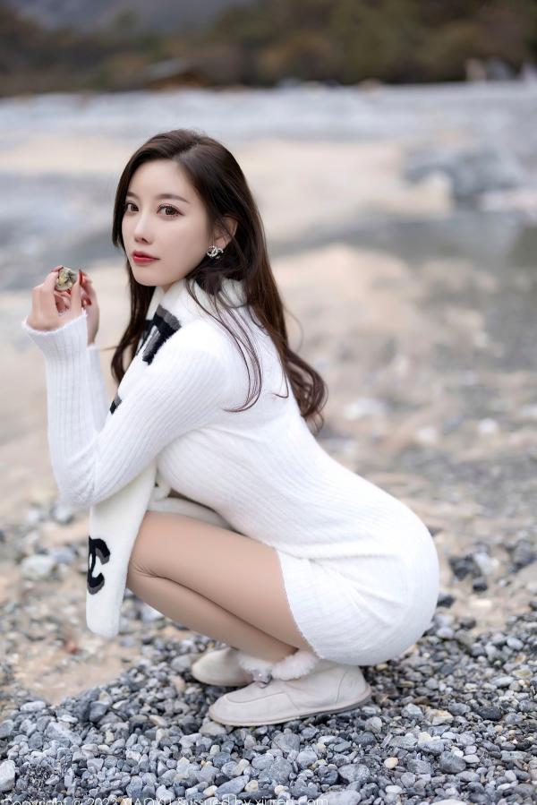 杨晨晨 杨晨晨Yome  XiaoYu语画界-758-杨晨晨Yome-丽江心愿旅拍-高级感毛绒装与修身裙-绝美曲线女神户外写真第97张图片