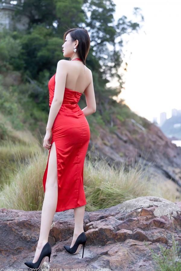 杨晨晨 杨晨晨Yome  语画界-745-杨晨晨：唯美户外旅拍，身穿性感高开叉红裙，曲线玲珑，女神风范尽显，气质妩媚动人第9张图片