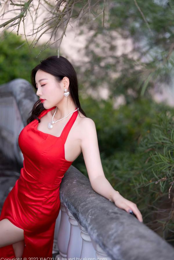 杨晨晨 杨晨晨Yome  语画界-745-杨晨晨：唯美户外旅拍，身穿性感高开叉红裙，曲线玲珑，女神风范尽显，气质妩媚动人第21张图片