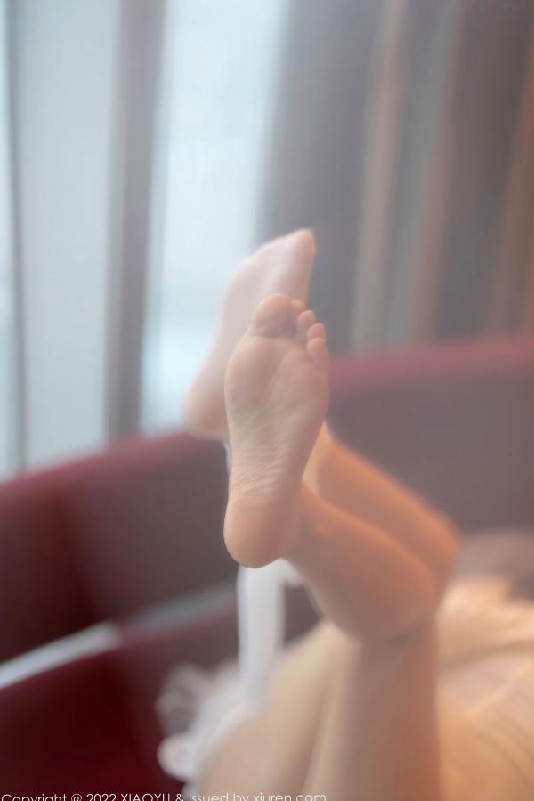 杨晨晨 杨晨晨Yome  XiaoYu语画界739期：杨晨晨Yome性感白色深V婚纱白丝袜诱惑私房写真，纯欲女神演绎极致大尺度美感第64张图片