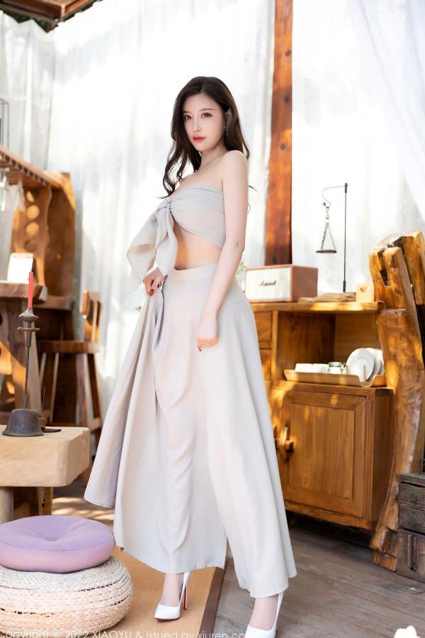 杨晨晨 杨晨晨Yome  XiaoYu语画界-杨晨晨Yome-丽江心愿旅拍：杏色低胸裙装丝袜诱惑，光影下的绝美曲线与知性气质，无圣光高清大尺度写真第1张图片