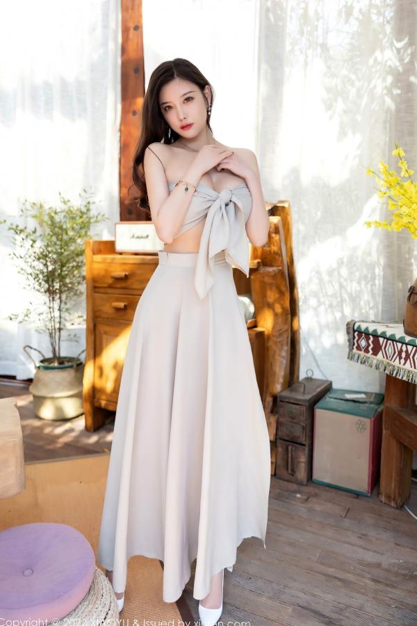 杨晨晨 杨晨晨Yome  XiaoYu语画界-杨晨晨Yome-丽江心愿旅拍：杏色低胸裙装丝袜诱惑，光影下的绝美曲线与知性气质，无圣光高清大尺度写真第4张图片