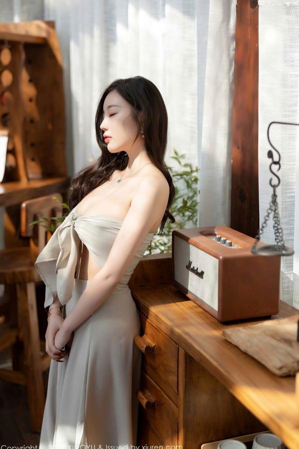 杨晨晨 杨晨晨Yome  XiaoYu语画界-杨晨晨Yome-丽江心愿旅拍：杏色低胸裙装丝袜诱惑，光影下的绝美曲线与知性气质，无圣光高清大尺度写真第9张图片