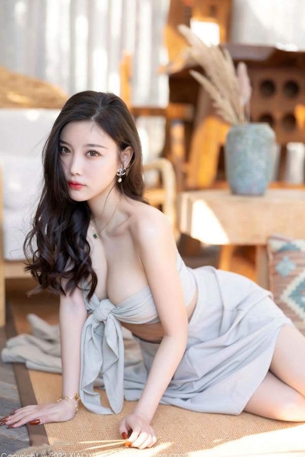 杨晨晨 杨晨晨Yome  XiaoYu语画界-杨晨晨Yome-丽江心愿旅拍：杏色低胸裙装丝袜诱惑，光影下的绝美曲线与知性气质，无圣光高清大尺度写真第19张图片