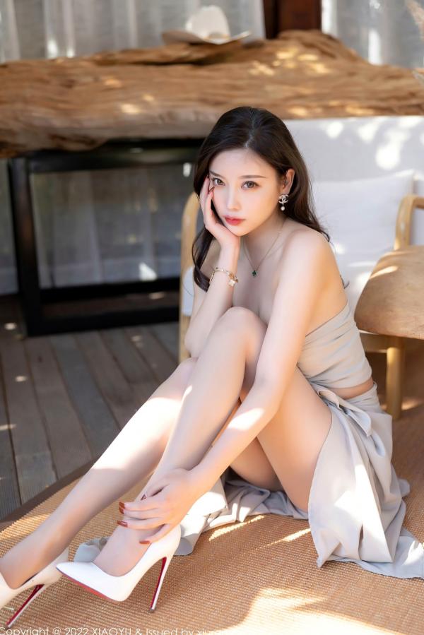 杨晨晨 杨晨晨Yome  XiaoYu语画界-杨晨晨Yome-丽江心愿旅拍：杏色低胸裙装丝袜诱惑，光影下的绝美曲线与知性气质，无圣光高清大尺度写真第25张图片
