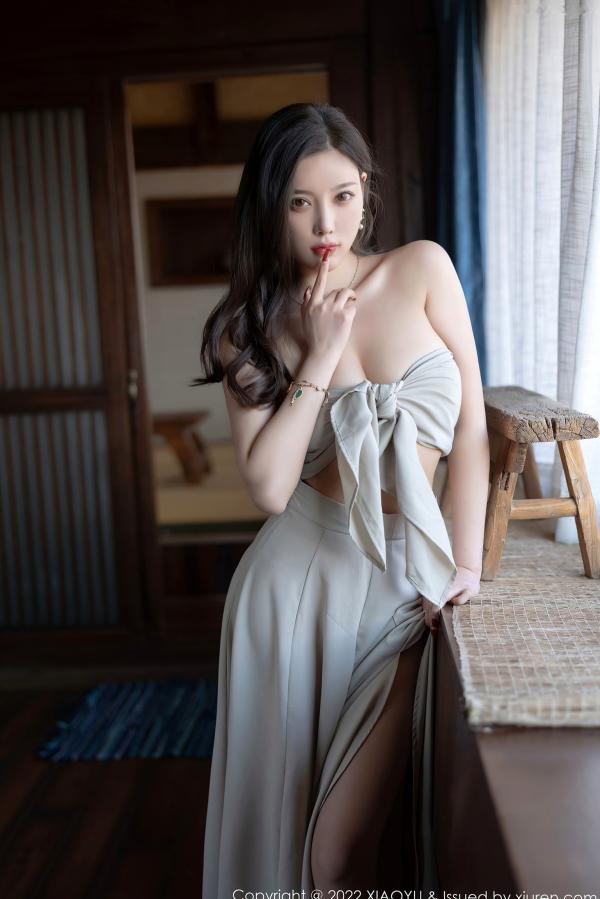 杨晨晨 杨晨晨Yome  XiaoYu语画界-杨晨晨Yome-丽江心愿旅拍：杏色低胸裙装丝袜诱惑，光影下的绝美曲线与知性气质，无圣光高清大尺度写真第42张图片