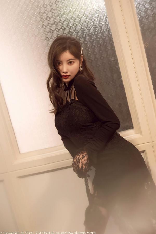 杨晨晨 杨晨晨Yome  杨晨晨Sugar私房写真：复古光影下的蕾丝黑丝吊带诱惑，优雅与性感并存，“白月光与朱砂痣”氛围感大片第12张图片