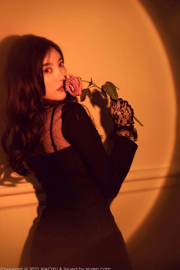 杨晨晨 杨晨晨Yome  杨晨晨Sugar私房写真：复古光影下的蕾丝黑丝吊带诱惑，优雅与性感并存，“白月光与朱砂痣”氛围感大片第28张图片