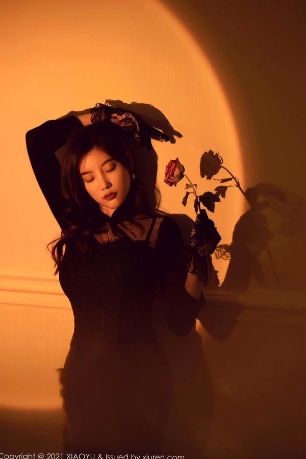 杨晨晨 杨晨晨Yome  杨晨晨Sugar私房写真：复古光影下的蕾丝黑丝吊带诱惑，优雅与性感并存，“白月光与朱砂痣”氛围感大片第30张图片