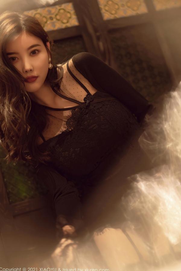 杨晨晨 杨晨晨Yome  杨晨晨Sugar私房写真：复古光影下的蕾丝黑丝吊带诱惑，优雅与性感并存，“白月光与朱砂痣”氛围感大片第42张图片