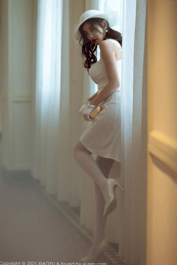 杨晨晨 杨晨晨Yome  XiaoYu语画界 杨晨晨：纯白礼服蕾丝吊带袜写真，优雅纯欲白月光女神，惊艳私房大尺度呈现第5张图片