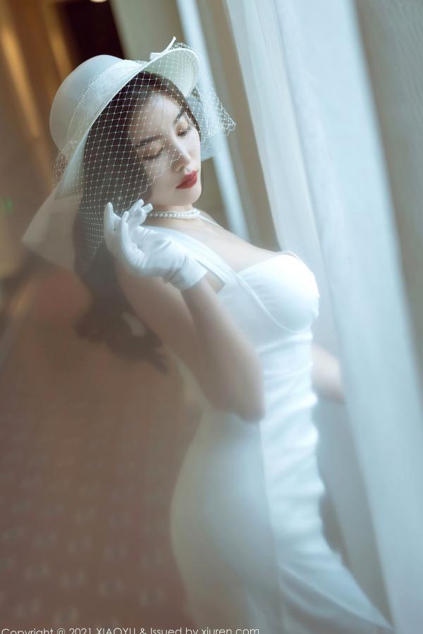 杨晨晨 杨晨晨Yome  XiaoYu语画界 杨晨晨：纯白礼服蕾丝吊带袜写真，优雅纯欲白月光女神，惊艳私房大尺度呈现第12张图片