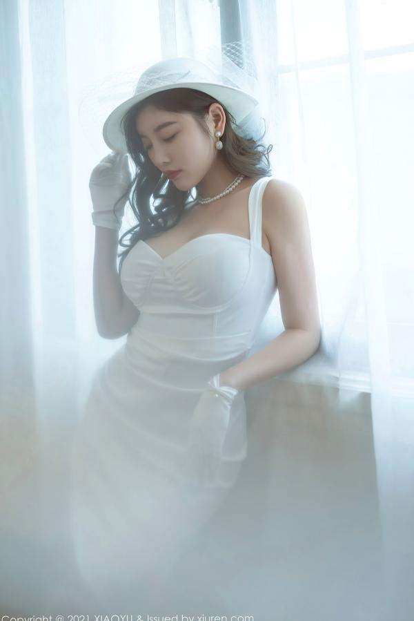 杨晨晨 杨晨晨Yome  XiaoYu语画界 杨晨晨：纯白礼服蕾丝吊带袜写真，优雅纯欲白月光女神，惊艳私房大尺度呈现第19张图片