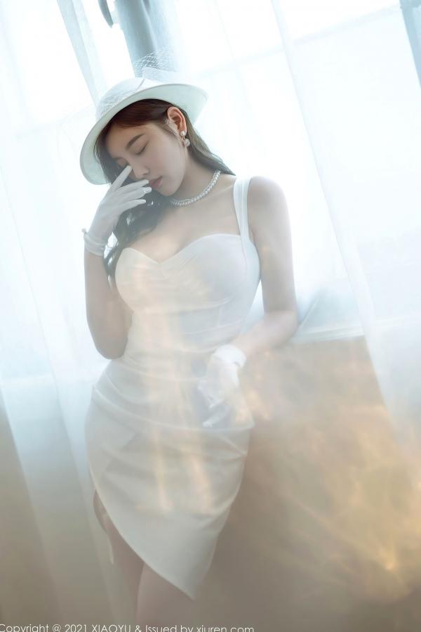 杨晨晨 杨晨晨Yome  XiaoYu语画界 杨晨晨：纯白礼服蕾丝吊带袜写真，优雅纯欲白月光女神，惊艳私房大尺度呈现第20张图片