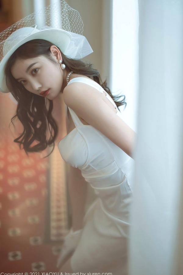 杨晨晨 杨晨晨Yome  XiaoYu语画界 杨晨晨：纯白礼服蕾丝吊带袜写真，优雅纯欲白月光女神，惊艳私房大尺度呈现第22张图片