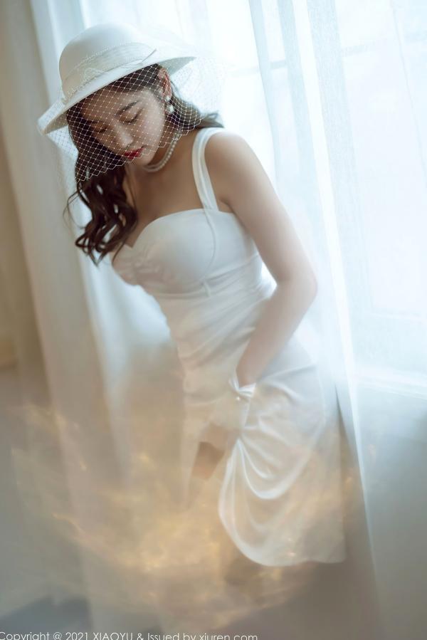 杨晨晨 杨晨晨Yome  XiaoYu语画界 杨晨晨：纯白礼服蕾丝吊带袜写真，优雅纯欲白月光女神，惊艳私房大尺度呈现第25张图片