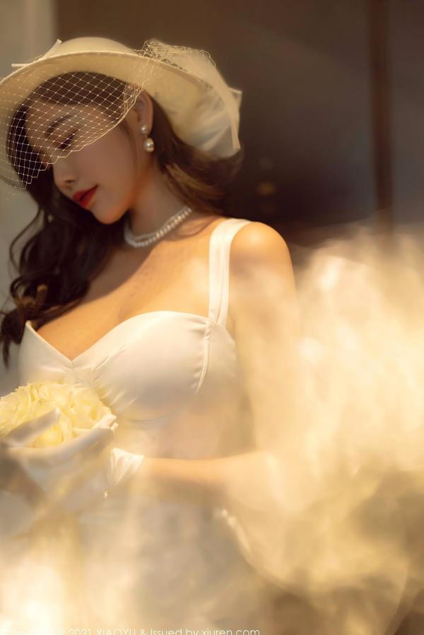 杨晨晨 杨晨晨Yome  XiaoYu语画界 杨晨晨：纯白礼服蕾丝吊带袜写真，优雅纯欲白月光女神，惊艳私房大尺度呈现第32张图片