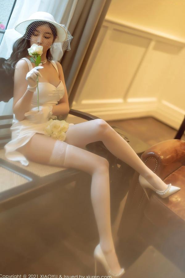 杨晨晨 杨晨晨Yome  XiaoYu语画界 杨晨晨：纯白礼服蕾丝吊带袜写真，优雅纯欲白月光女神，惊艳私房大尺度呈现第40张图片