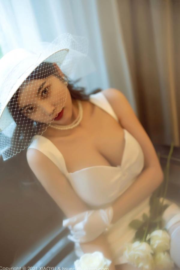 杨晨晨 杨晨晨Yome  XiaoYu语画界 杨晨晨：纯白礼服蕾丝吊带袜写真，优雅纯欲白月光女神，惊艳私房大尺度呈现第41张图片