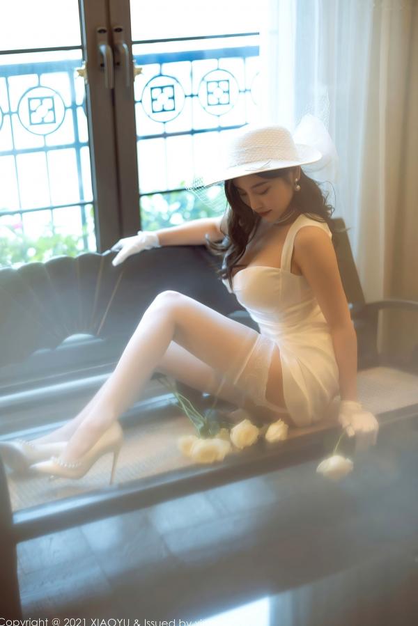 杨晨晨 杨晨晨Yome  XiaoYu语画界 杨晨晨：纯白礼服蕾丝吊带袜写真，优雅纯欲白月光女神，惊艳私房大尺度呈现第48张图片