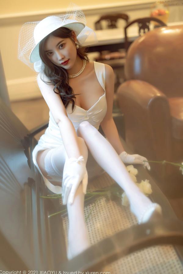 杨晨晨 杨晨晨Yome  XiaoYu语画界 杨晨晨：纯白礼服蕾丝吊带袜写真，优雅纯欲白月光女神，惊艳私房大尺度呈现第50张图片