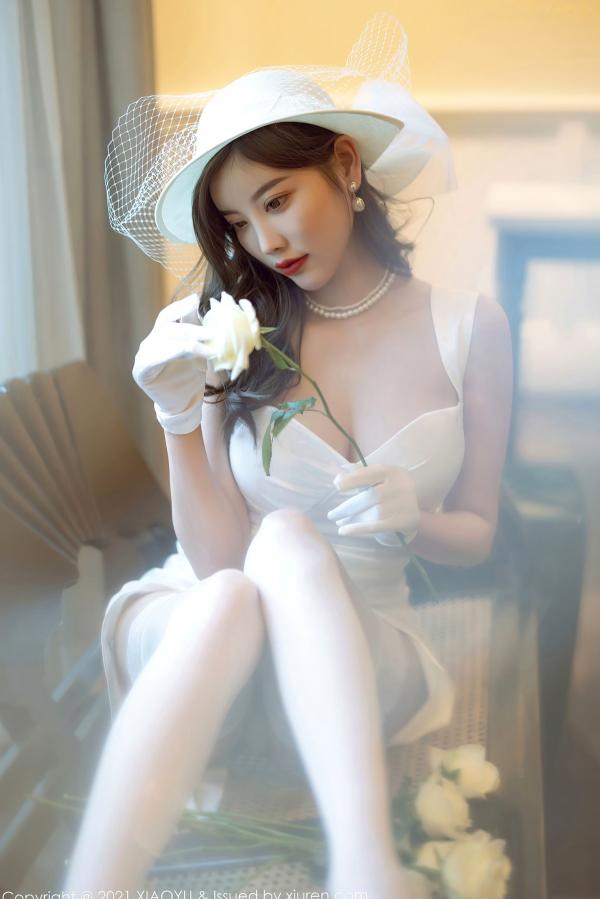 杨晨晨 杨晨晨Yome  XiaoYu语画界 杨晨晨：纯白礼服蕾丝吊带袜写真，优雅纯欲白月光女神，惊艳私房大尺度呈现第51张图片