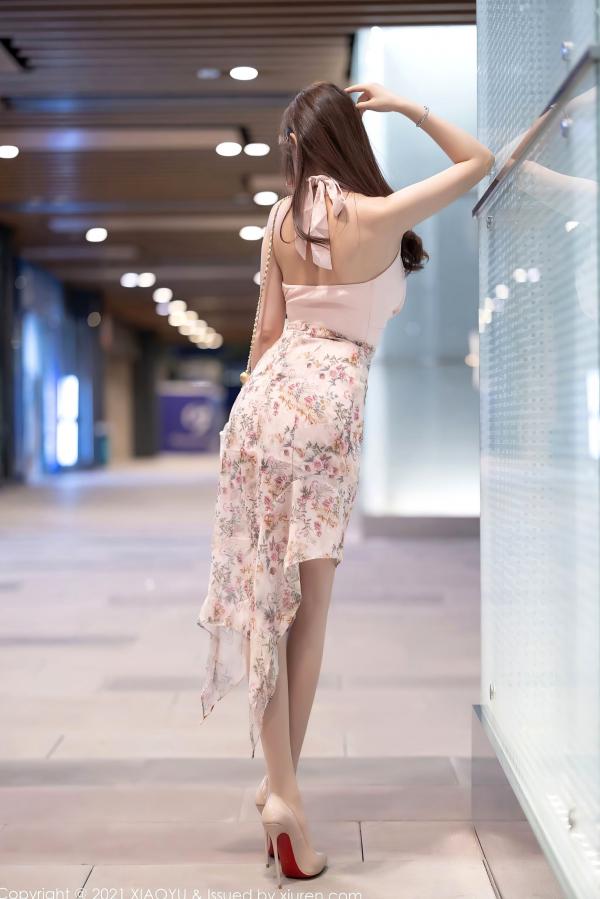 杨晨晨 杨晨晨Yome  XiaoYu语画界-572-杨晨晨青岛旅拍，极致诱惑私房写真，粉色深V装搭配超薄肉丝尽显曼妙美腿与傲人曲线，高清大尺度无圣光收藏。第3张图片