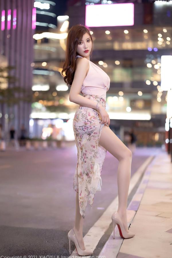 杨晨晨 杨晨晨Yome  XiaoYu语画界-572-杨晨晨青岛旅拍，极致诱惑私房写真，粉色深V装搭配超薄肉丝尽显曼妙美腿与傲人曲线，高清大尺度无圣光收藏。第10张图片