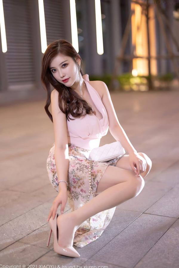 杨晨晨 杨晨晨Yome  XiaoYu语画界-572-杨晨晨青岛旅拍，极致诱惑私房写真，粉色深V装搭配超薄肉丝尽显曼妙美腿与傲人曲线，高清大尺度无圣光收藏。第12张图片