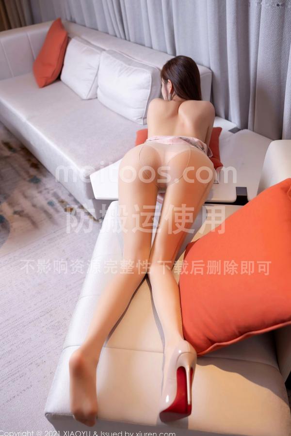 杨晨晨 杨晨晨Yome  XiaoYu语画界-572-杨晨晨青岛旅拍，极致诱惑私房写真，粉色深V装搭配超薄肉丝尽显曼妙美腿与傲人曲线，高清大尺度无圣光收藏。第44张图片