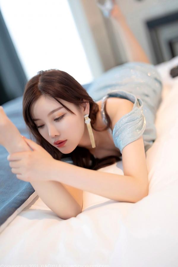 杨晨晨 杨晨晨Yome  XiaoYu语画界 567 杨晨晨 卧室私房写真 肤白貌美 吊带抹胸展现诱人曲线第24张图片