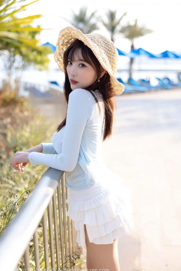 杨晨晨 杨晨晨Yome  语画界杨晨晨海边度假系列：淡蓝低胸装演绎灵动曲线，童颜巨乳尽显性感女神魅力第13张图片
