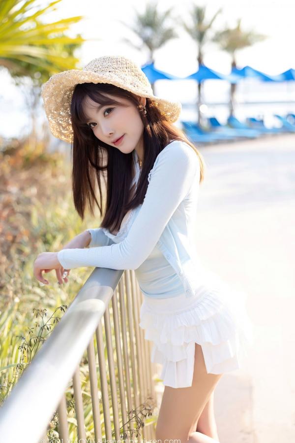 杨晨晨 杨晨晨Yome  语画界杨晨晨海边度假系列：淡蓝低胸装演绎灵动曲线，童颜巨乳尽显性感女神魅力第14张图片