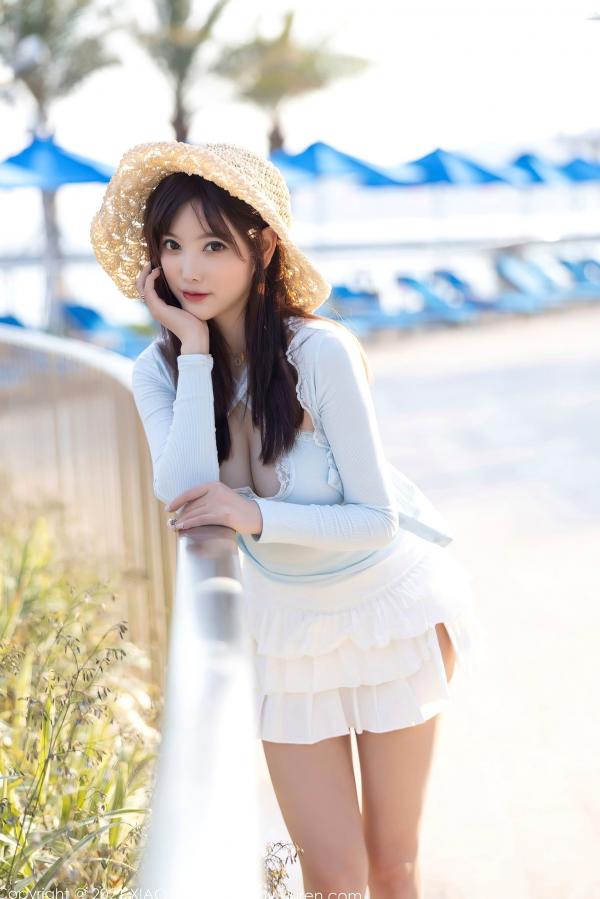 杨晨晨 杨晨晨Yome  语画界杨晨晨海边度假系列：淡蓝低胸装演绎灵动曲线，童颜巨乳尽显性感女神魅力第15张图片