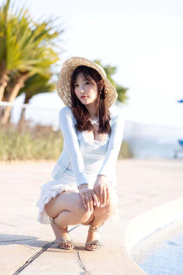 杨晨晨 杨晨晨Yome  语画界杨晨晨海边度假系列：淡蓝低胸装演绎灵动曲线，童颜巨乳尽显性感女神魅力第16张图片