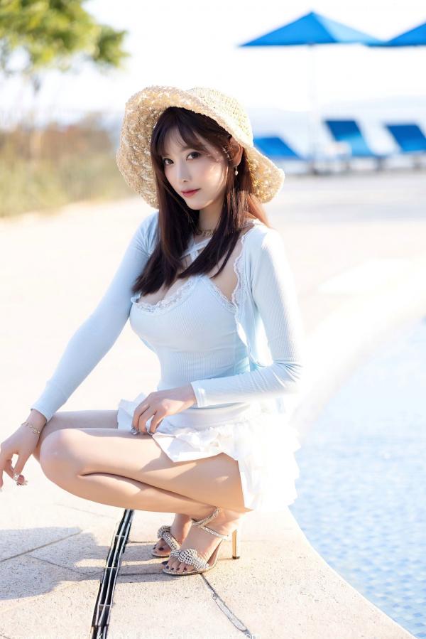 杨晨晨 杨晨晨Yome  语画界杨晨晨海边度假系列：淡蓝低胸装演绎灵动曲线，童颜巨乳尽显性感女神魅力第17张图片