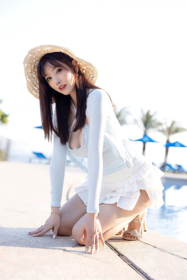 杨晨晨 杨晨晨Yome  语画界杨晨晨海边度假系列：淡蓝低胸装演绎灵动曲线，童颜巨乳尽显性感女神魅力第19张图片