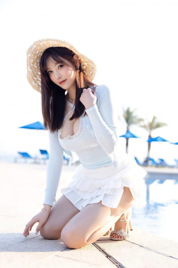 杨晨晨 杨晨晨Yome  语画界杨晨晨海边度假系列：淡蓝低胸装演绎灵动曲线，童颜巨乳尽显性感女神魅力第20张图片