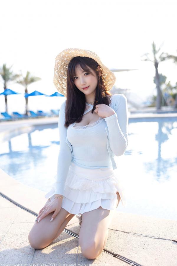 杨晨晨 杨晨晨Yome  语画界杨晨晨海边度假系列：淡蓝低胸装演绎灵动曲线，童颜巨乳尽显性感女神魅力第22张图片