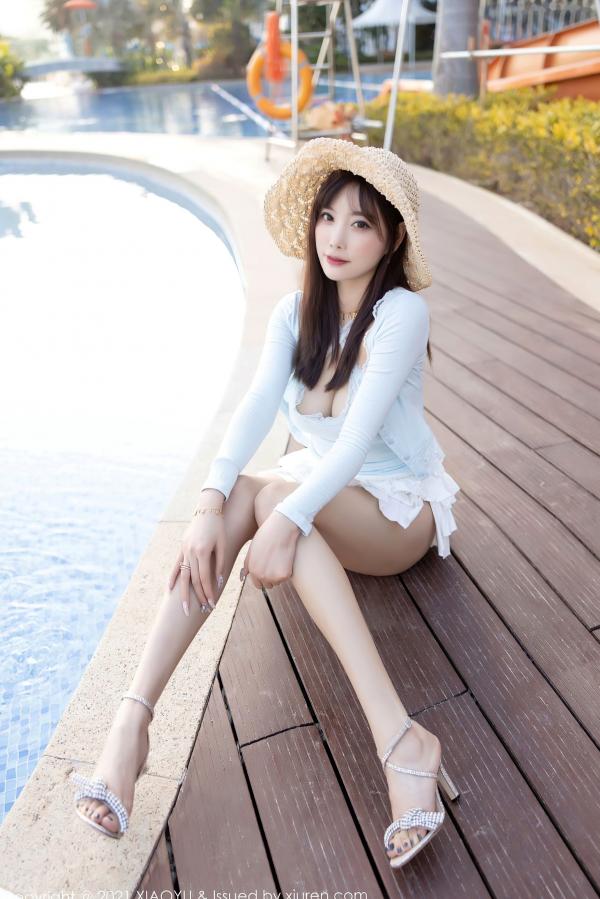 杨晨晨 杨晨晨Yome  语画界杨晨晨海边度假系列：淡蓝低胸装演绎灵动曲线，童颜巨乳尽显性感女神魅力第26张图片