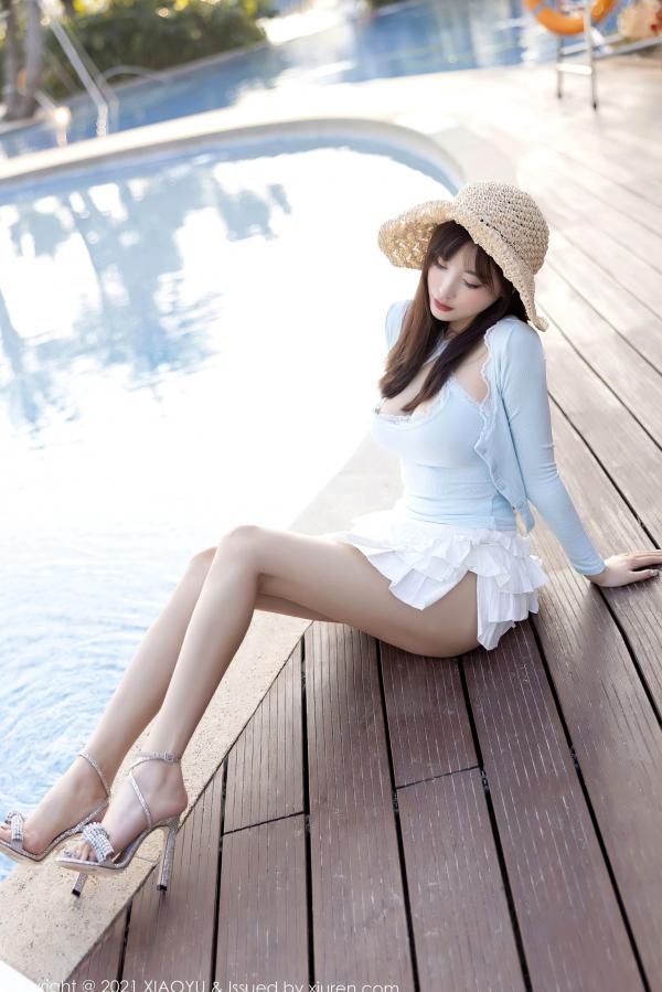 杨晨晨 杨晨晨Yome  语画界杨晨晨海边度假系列：淡蓝低胸装演绎灵动曲线，童颜巨乳尽显性感女神魅力第29张图片