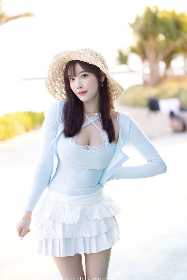 杨晨晨 杨晨晨Yome  语画界杨晨晨海边度假系列：淡蓝低胸装演绎灵动曲线，童颜巨乳尽显性感女神魅力第35张图片
