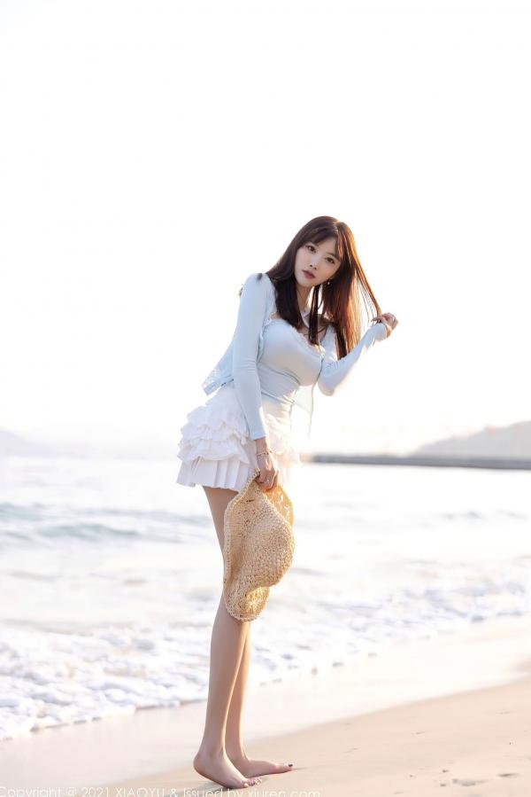 杨晨晨 杨晨晨Yome  语画界杨晨晨海边度假系列：淡蓝低胸装演绎灵动曲线，童颜巨乳尽显性感女神魅力第53张图片